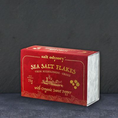 Νιφάδες θαλασσινού αλατιού με βιολογική κόκκινη πιπεριά