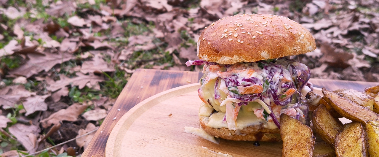 Αμερικάνικο burger με πατάτες country και λιωμένο cheddar